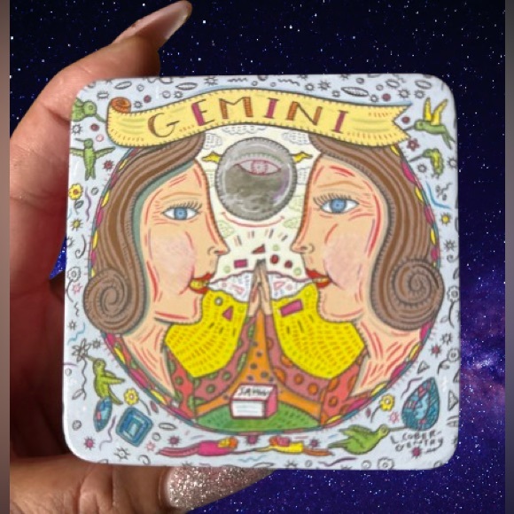 Pre De Provence - Gemini Zodiac Engraved Bar Soap in Gift Tin - Picture 3 of 9